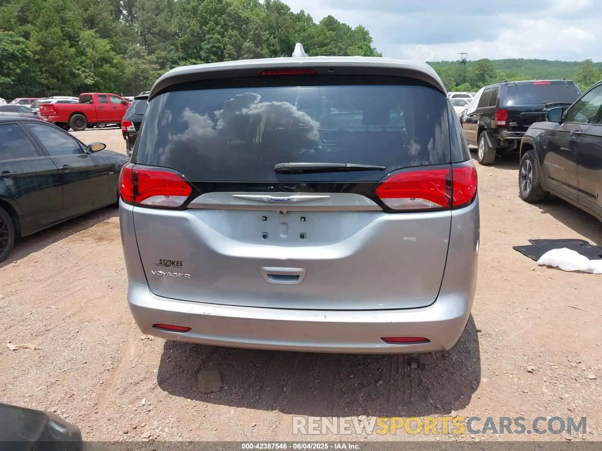 16 Photograph of a damaged car 2C4RC1CG0LR249132 CHRYSLER VOYAGER 2020