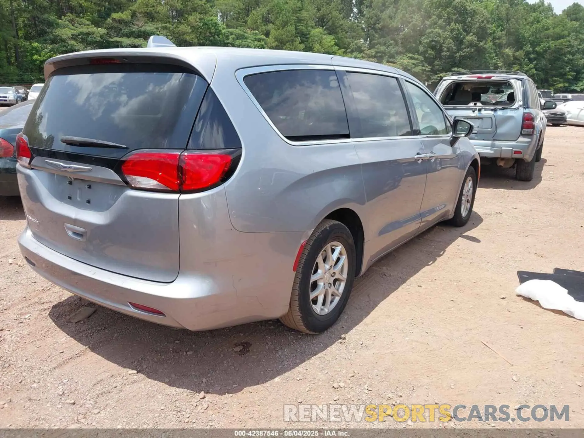 4 Photograph of a damaged car 2C4RC1CG0LR249132 CHRYSLER VOYAGER 2020