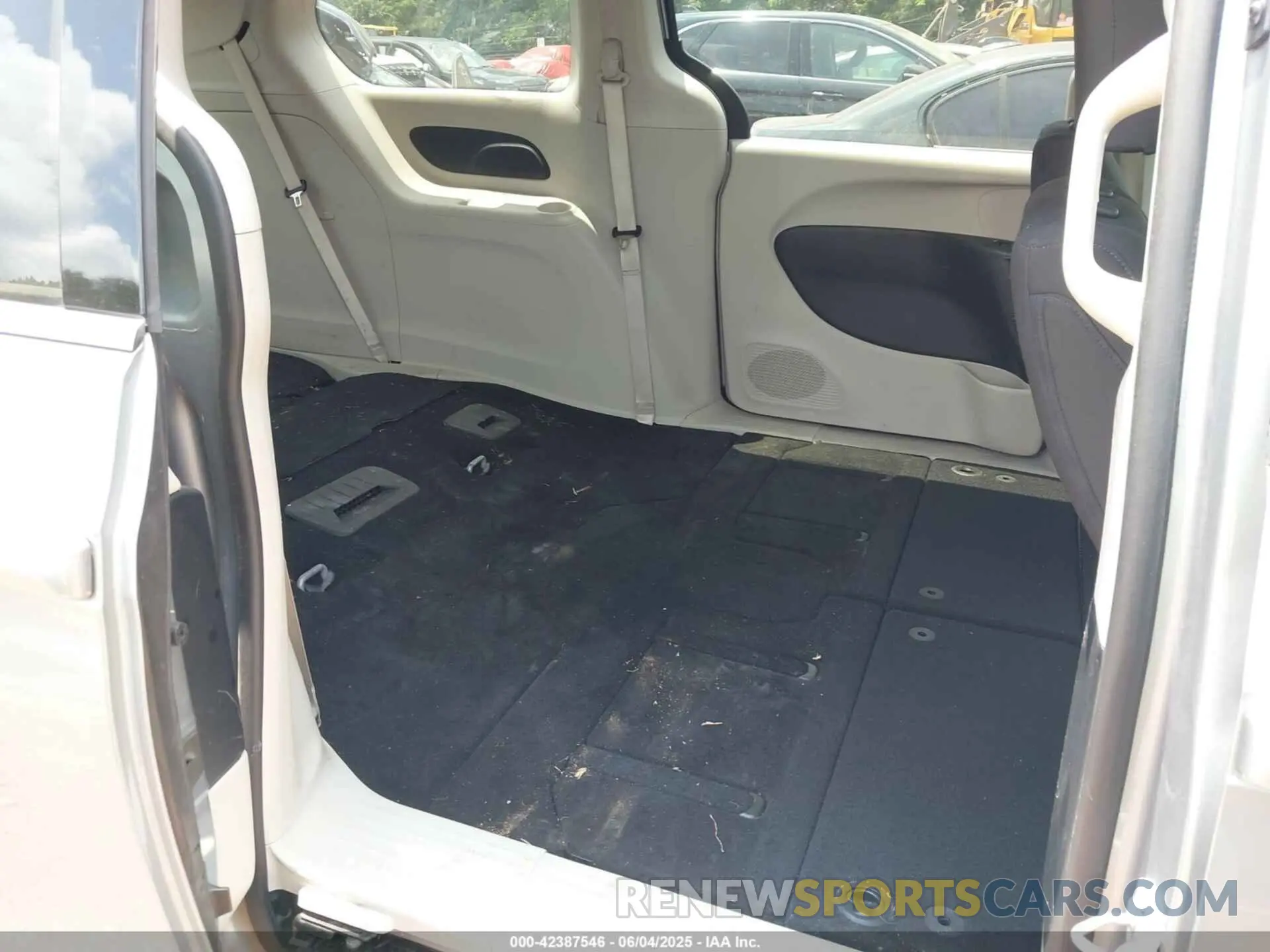 8 Photograph of a damaged car 2C4RC1CG0LR249132 CHRYSLER VOYAGER 2020