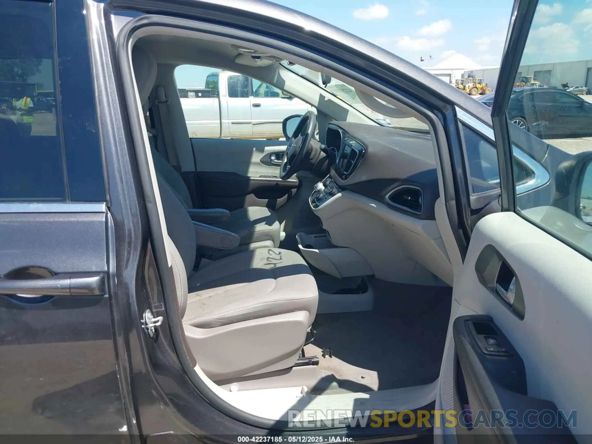 5 Photograph of a damaged car 2C4RC1CG2LR131258 CHRYSLER VOYAGER 2020
