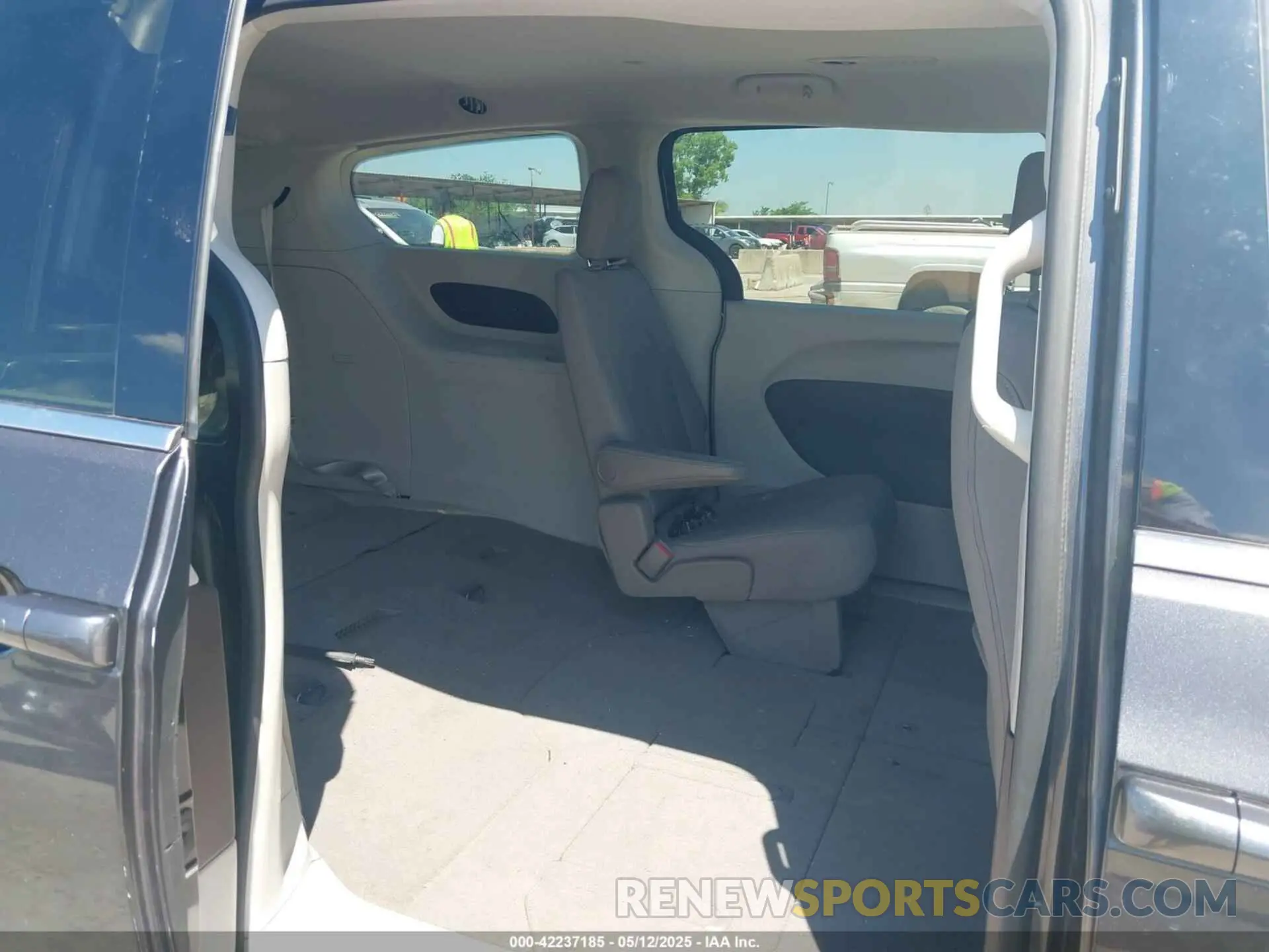 8 Photograph of a damaged car 2C4RC1CG2LR131258 CHRYSLER VOYAGER 2020