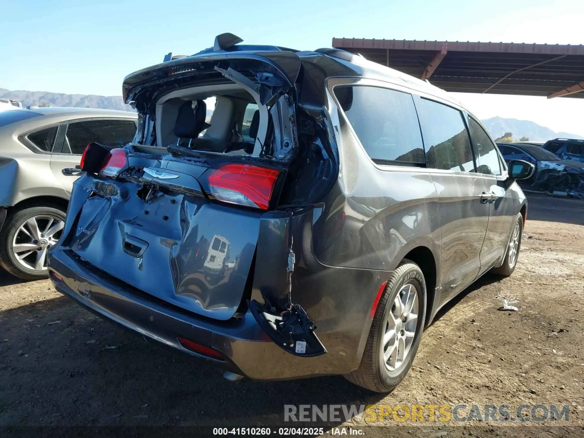 18 Photograph of a damaged car 2C4RC1CG6LR138780 CHRYSLER VOYAGER 2020