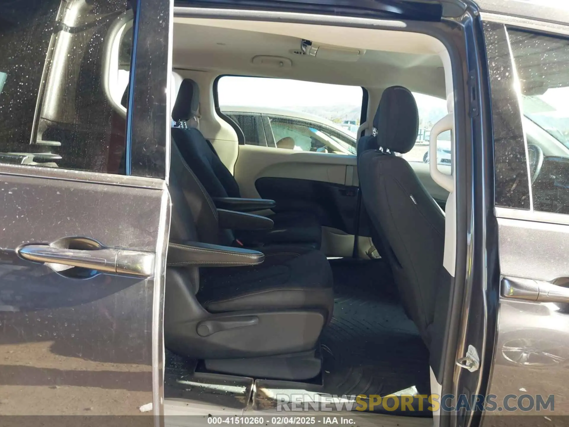 8 Photograph of a damaged car 2C4RC1CG6LR138780 CHRYSLER VOYAGER 2020