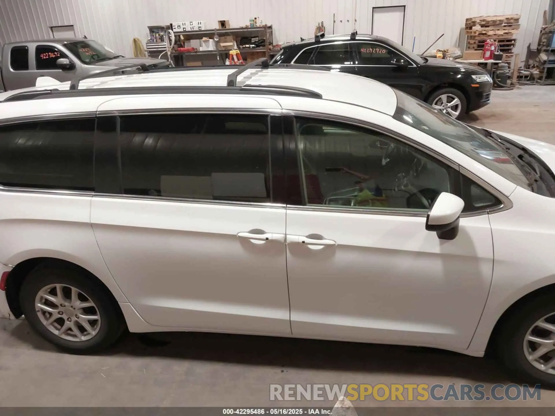 13 Photograph of a damaged car 2C4RC1DG0LR216548 CHRYSLER VOYAGER 2020