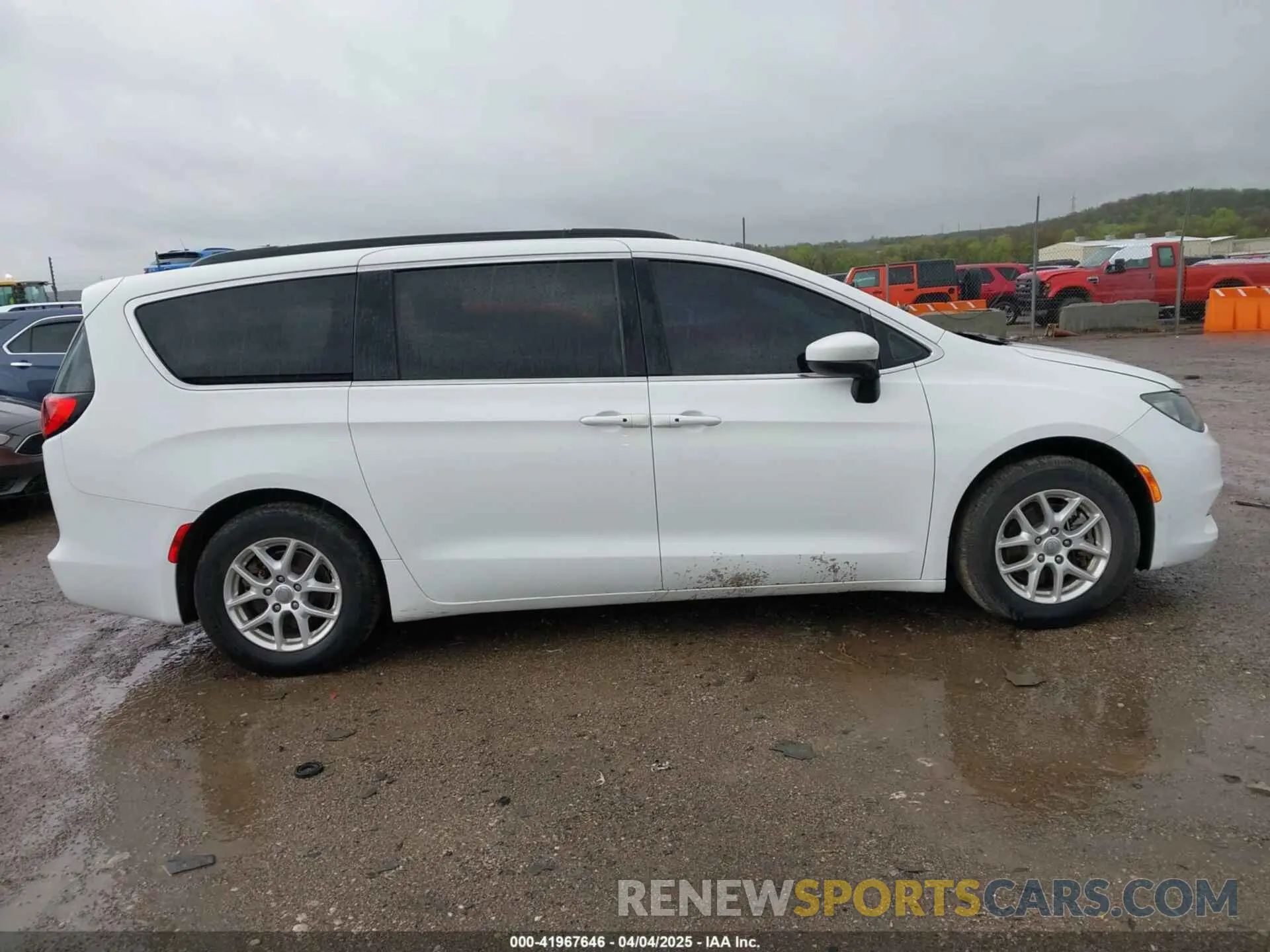 14 Photograph of a damaged car 2C4RC1DG1LR151578 CHRYSLER VOYAGER 2020