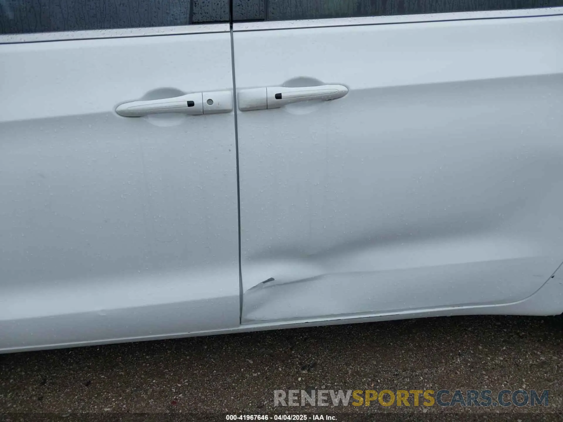 18 Photograph of a damaged car 2C4RC1DG1LR151578 CHRYSLER VOYAGER 2020