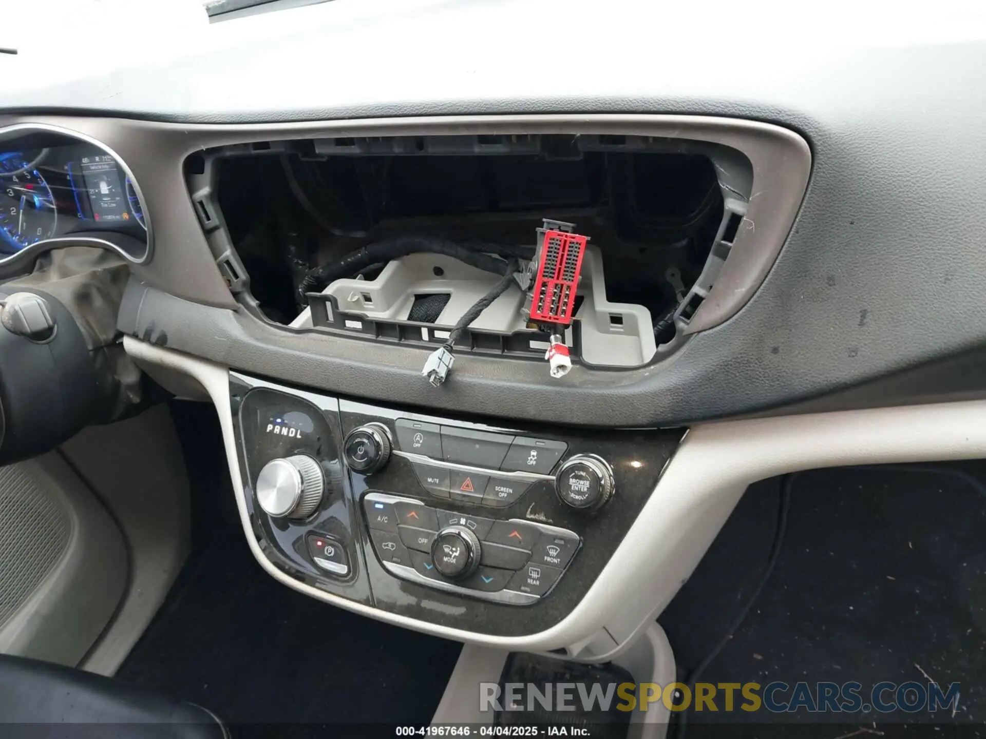 20 Photograph of a damaged car 2C4RC1DG1LR151578 CHRYSLER VOYAGER 2020