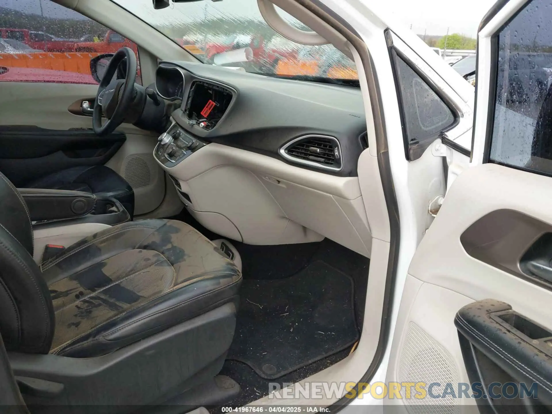 5 Photograph of a damaged car 2C4RC1DG1LR151578 CHRYSLER VOYAGER 2020