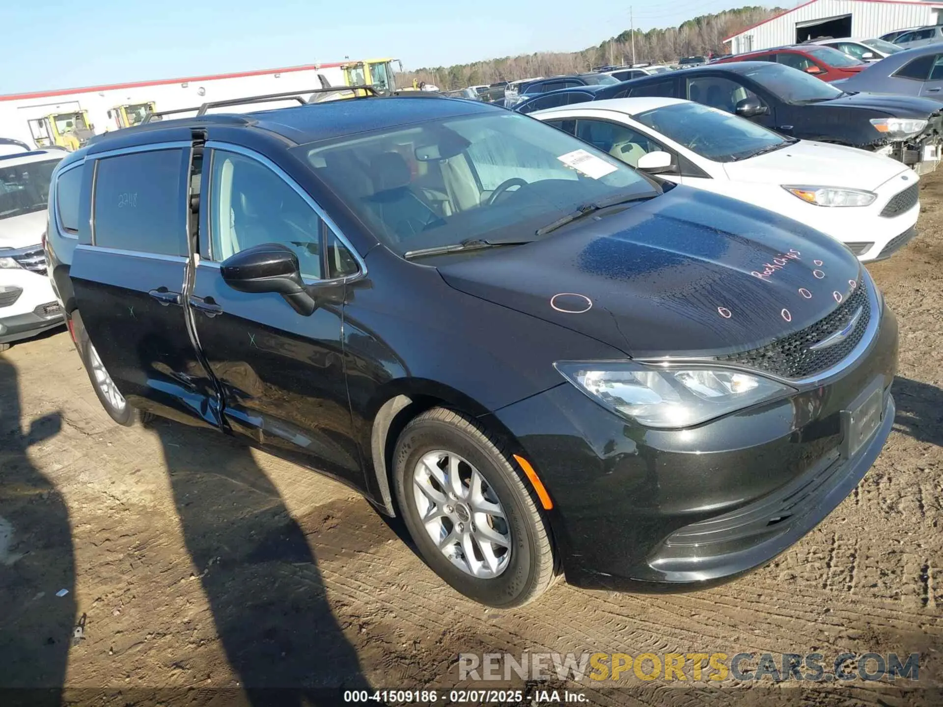 1 Photograph of a damaged car 2C4RC1DG1LR255231 CHRYSLER VOYAGER 2020
