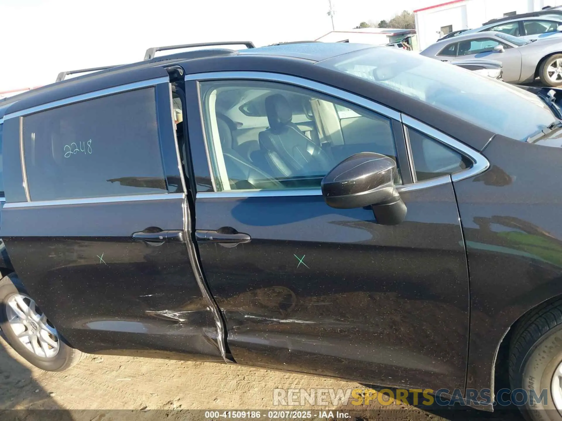 13 Photograph of a damaged car 2C4RC1DG1LR255231 CHRYSLER VOYAGER 2020