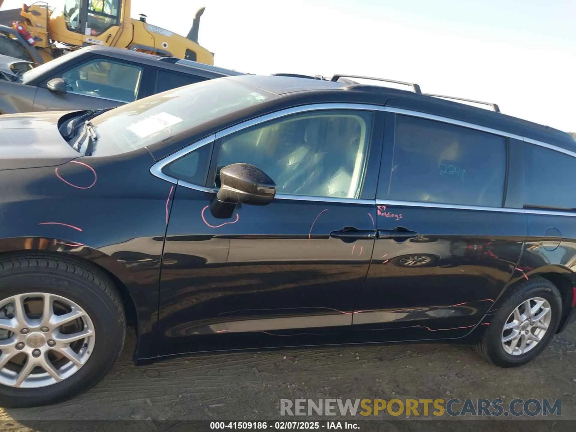 14 Photograph of a damaged car 2C4RC1DG1LR255231 CHRYSLER VOYAGER 2020
