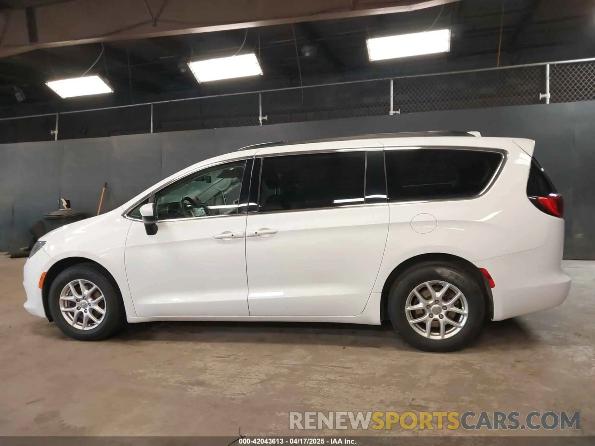 14 Photograph of a damaged car 2C4RC1DG1LR265029 CHRYSLER VOYAGER 2020