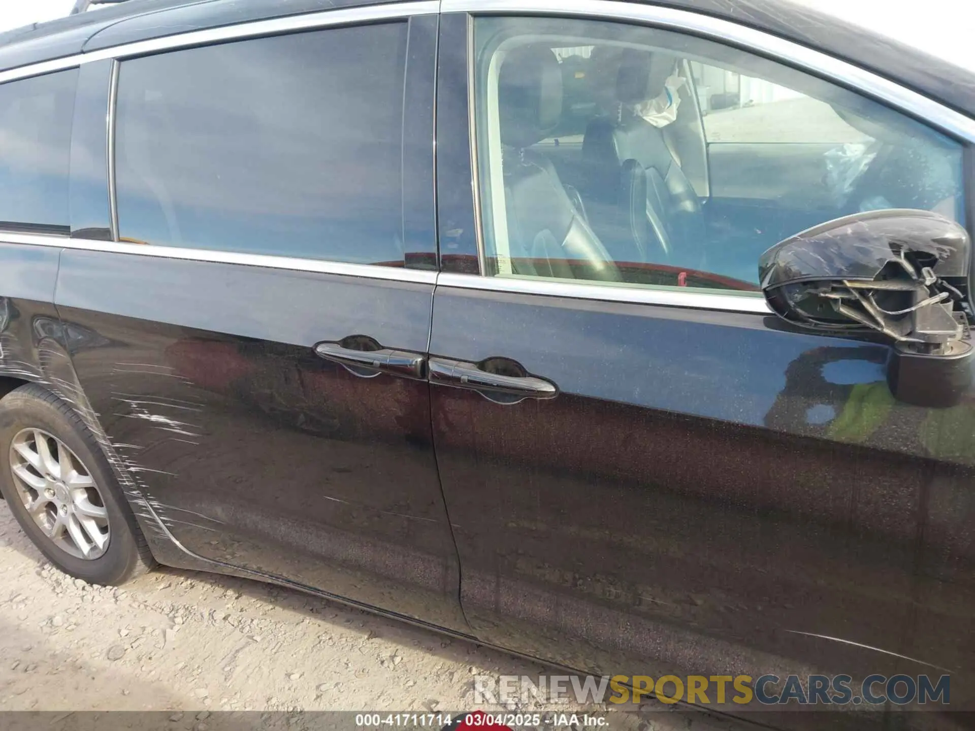 13 Photograph of a damaged car 2C4RC1DG2LR262141 CHRYSLER VOYAGER 2020