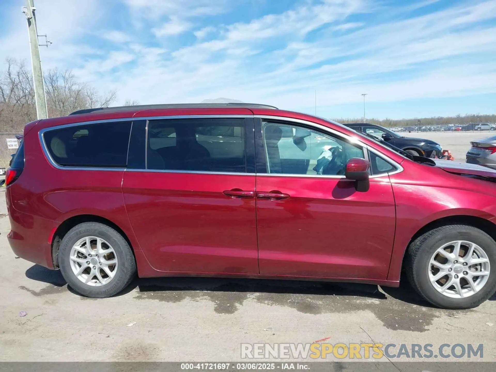 13 Photograph of a damaged car 2C4RC1DG3LR144552 CHRYSLER VOYAGER 2020