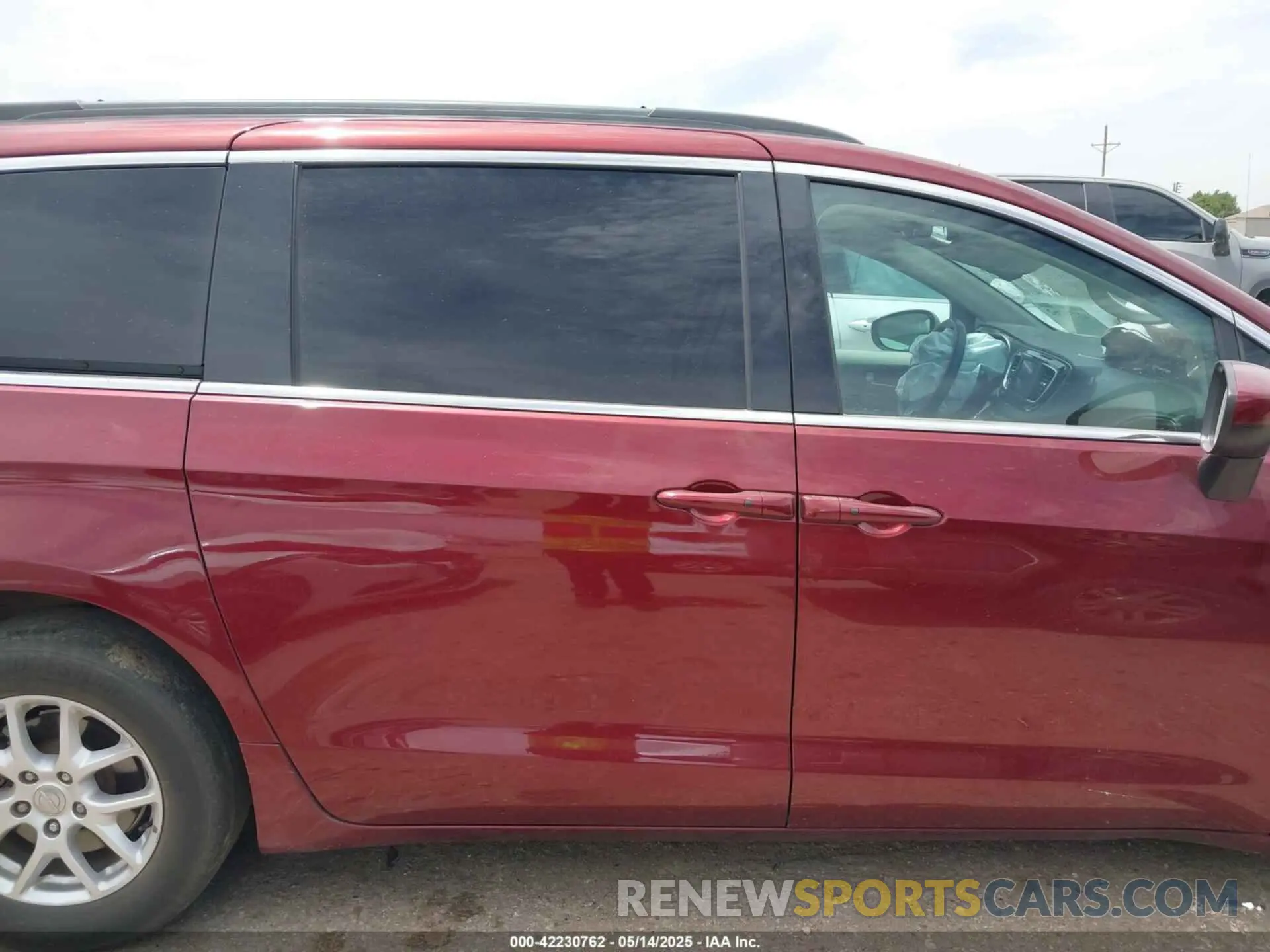 12 Photograph of a damaged car 2C4RC1DG4LR260889 CHRYSLER VOYAGER 2020