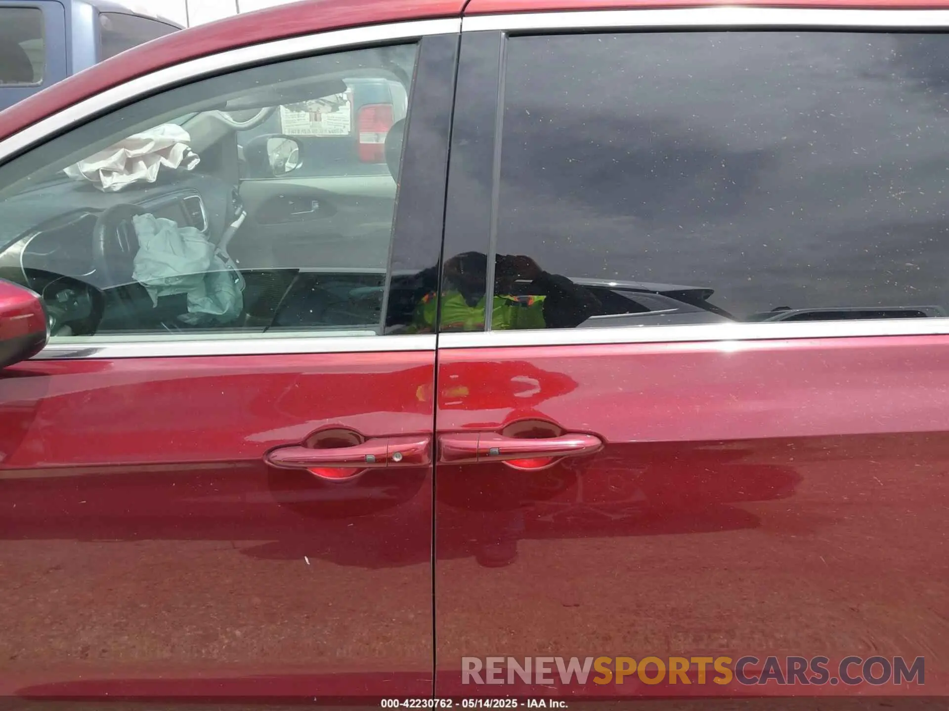 13 Photograph of a damaged car 2C4RC1DG4LR260889 CHRYSLER VOYAGER 2020