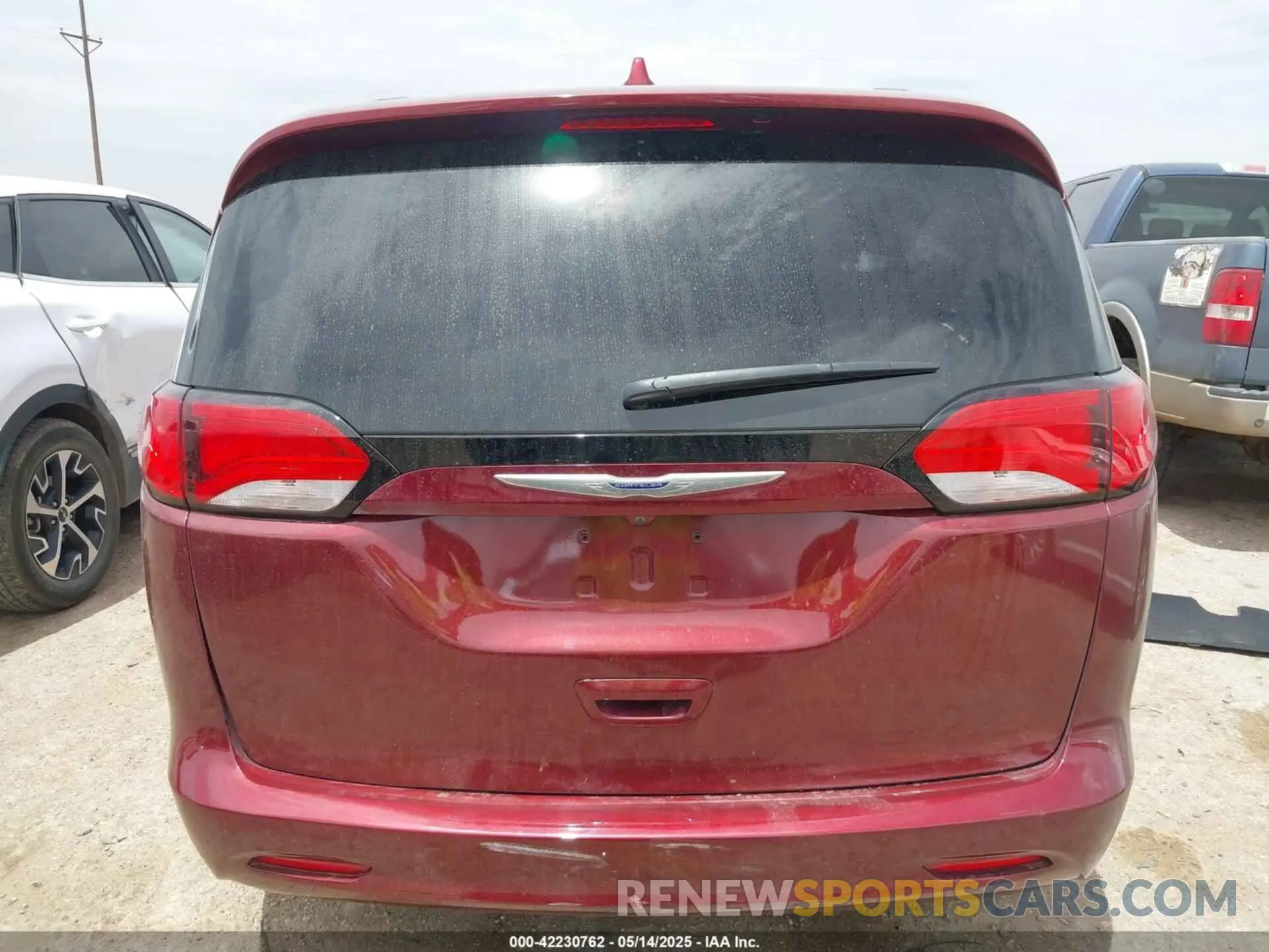 15 Photograph of a damaged car 2C4RC1DG4LR260889 CHRYSLER VOYAGER 2020