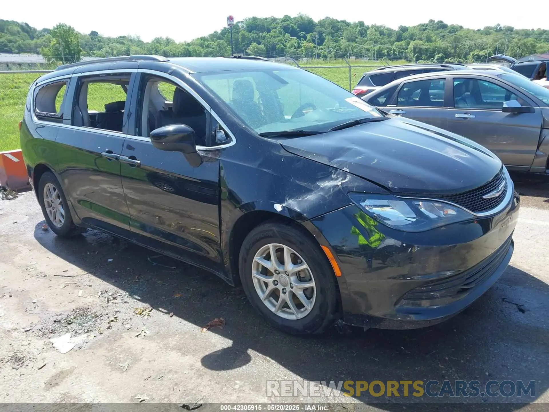 1 Photograph of a damaged car 2C4RC1DG4LR264411 CHRYSLER VOYAGER 2020