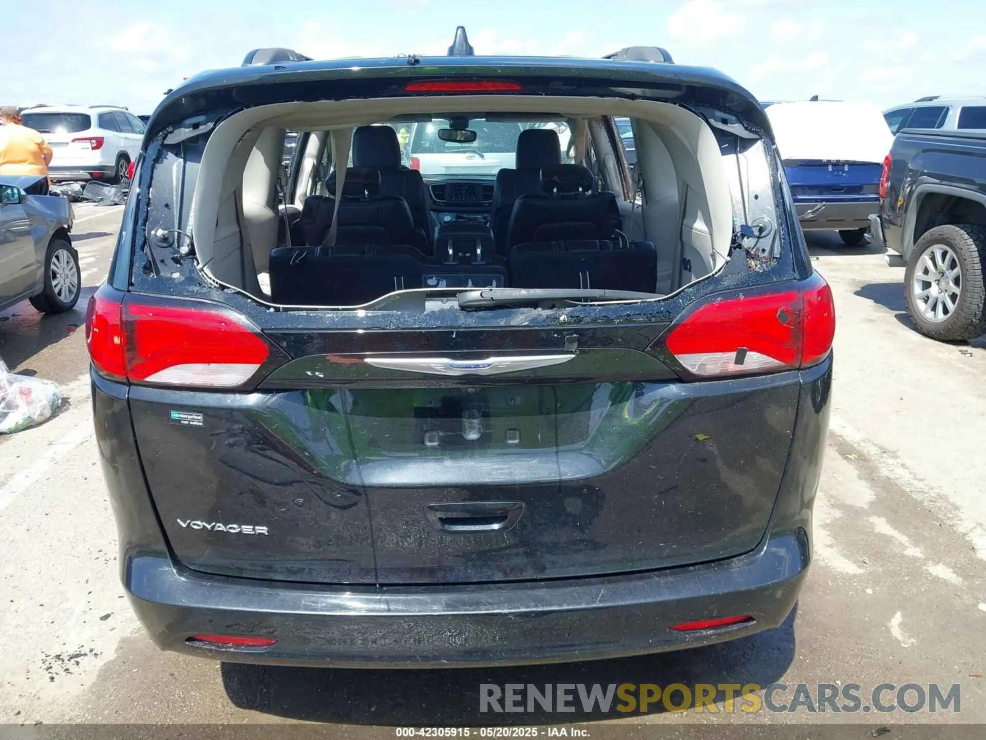 19 Photograph of a damaged car 2C4RC1DG4LR264411 CHRYSLER VOYAGER 2020