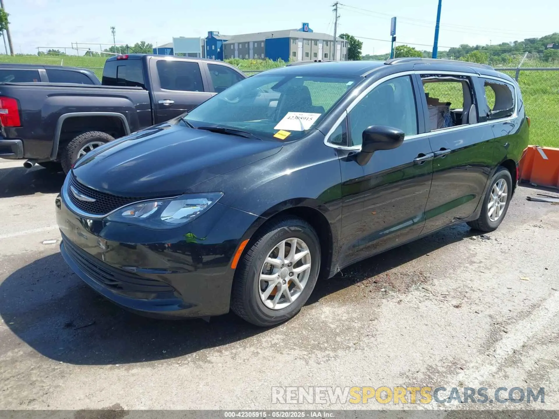2 Photograph of a damaged car 2C4RC1DG4LR264411 CHRYSLER VOYAGER 2020