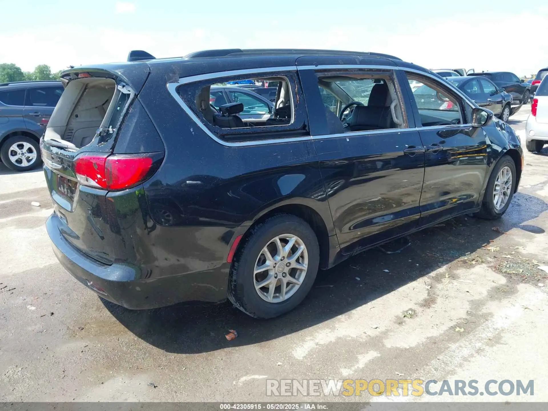 4 Photograph of a damaged car 2C4RC1DG4LR264411 CHRYSLER VOYAGER 2020