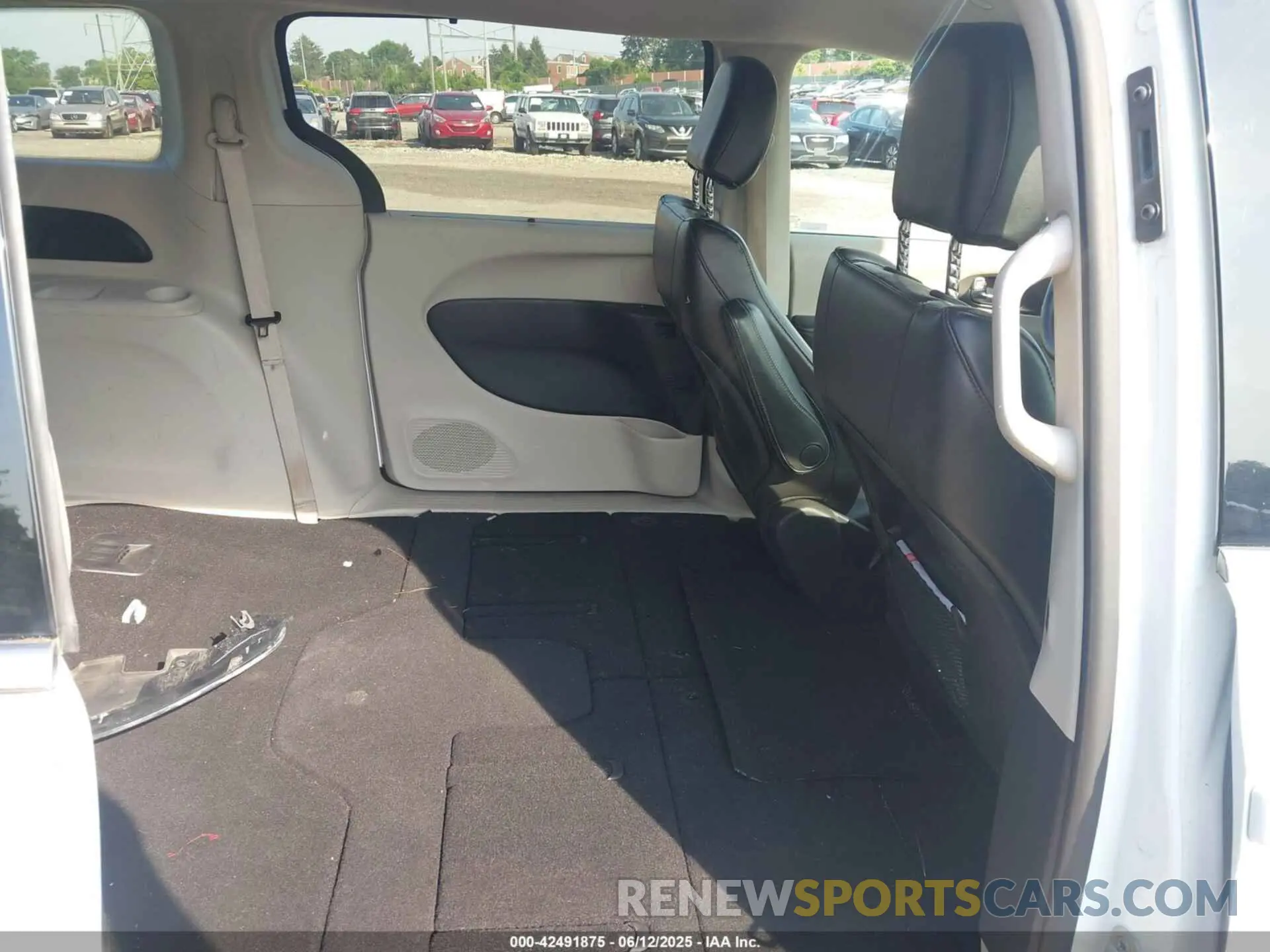 8 Photograph of a damaged car 2C4RC1DG5LR157156 CHRYSLER VOYAGER 2020