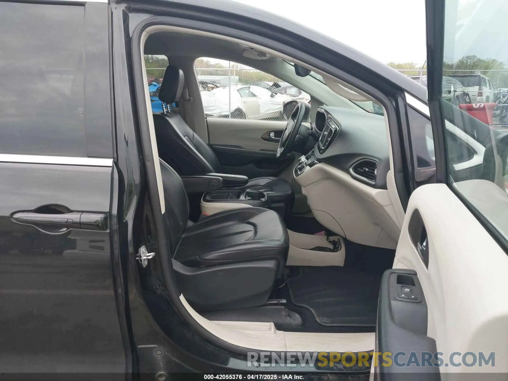 5 Photograph of a damaged car 2C4RC1DG5LR164284 CHRYSLER VOYAGER 2020