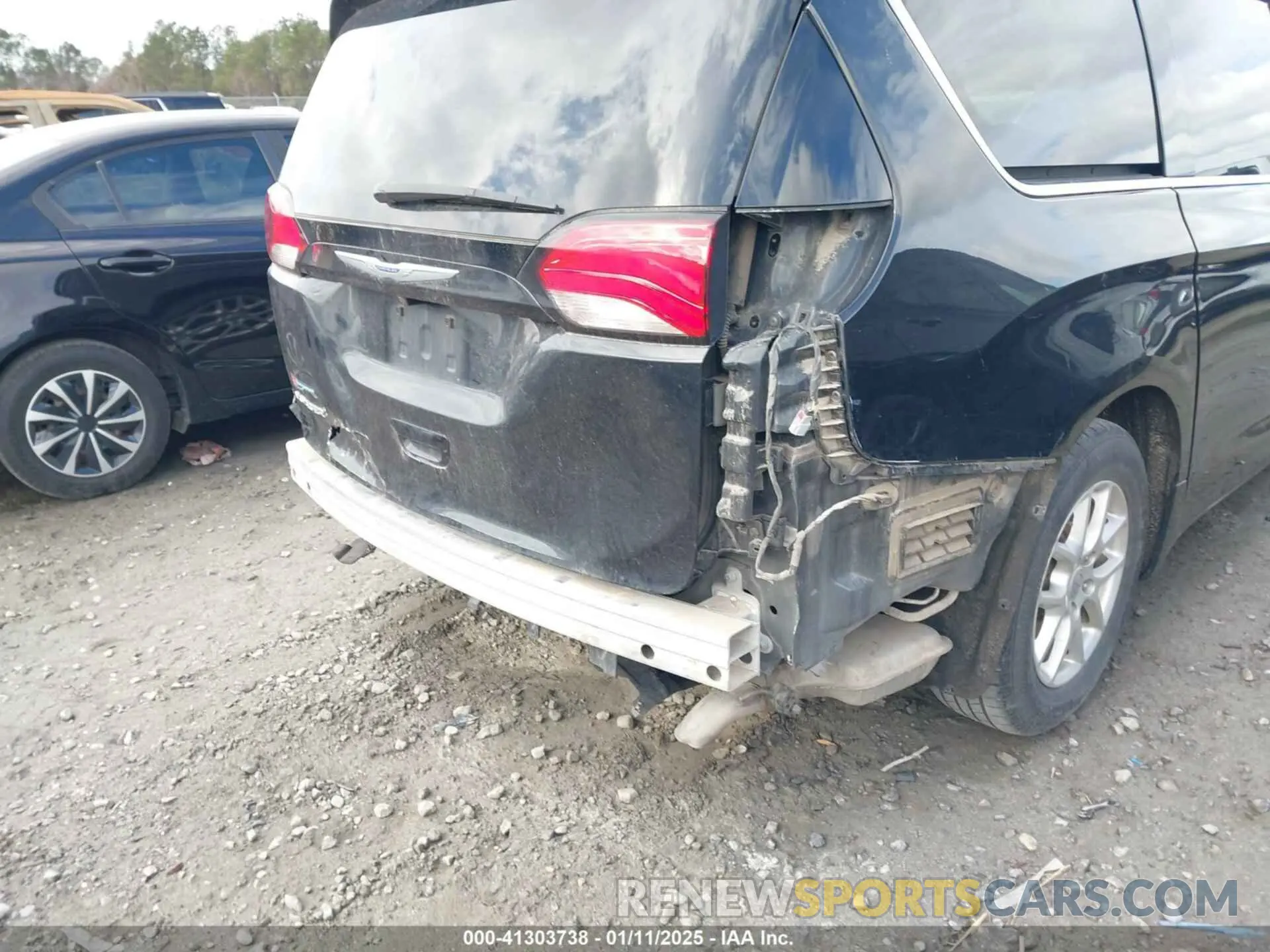 18 Photograph of a damaged car 2C4RC1DG7LR176839 CHRYSLER VOYAGER 2020