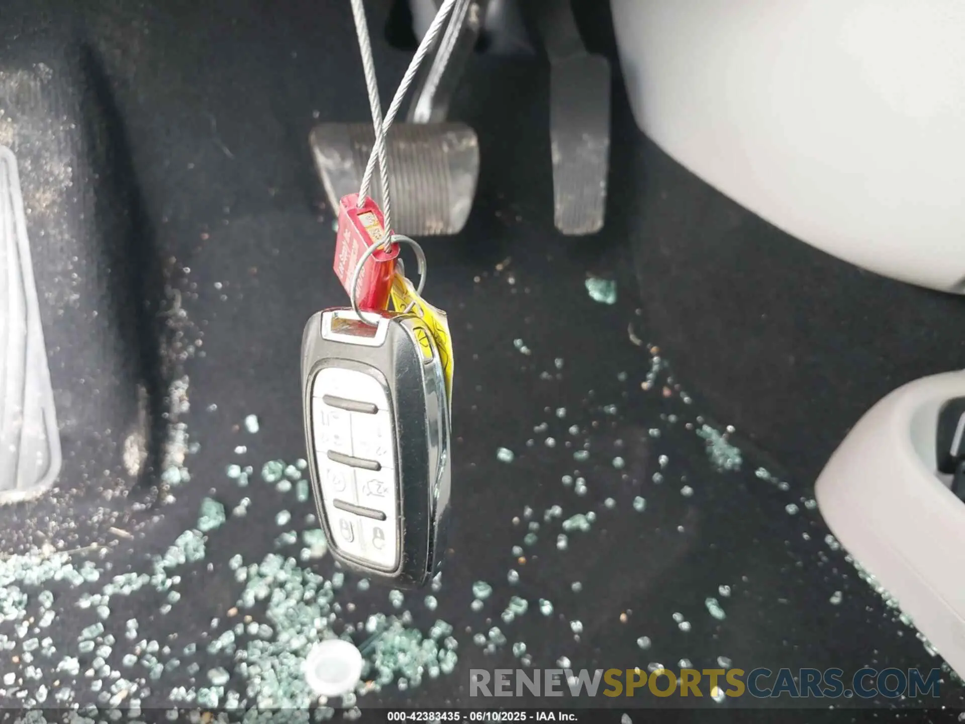 11 Photograph of a damaged car 2C4RC1DG7LR261048 CHRYSLER VOYAGER 2020