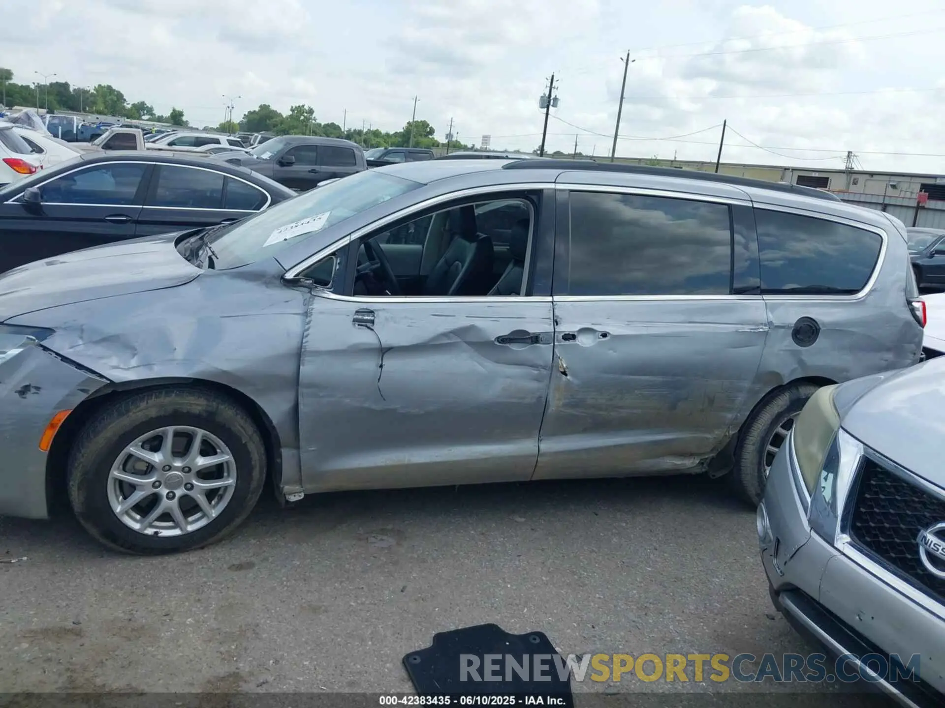 14 Photograph of a damaged car 2C4RC1DG7LR261048 CHRYSLER VOYAGER 2020