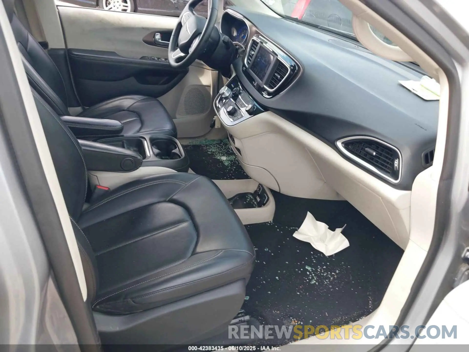 5 Photograph of a damaged car 2C4RC1DG7LR261048 CHRYSLER VOYAGER 2020