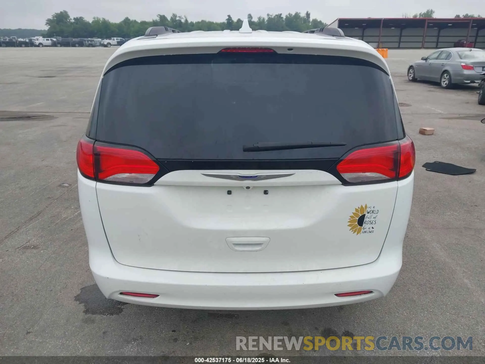 16 Photograph of a damaged car 2C4RC1DG8LR265030 CHRYSLER VOYAGER 2020