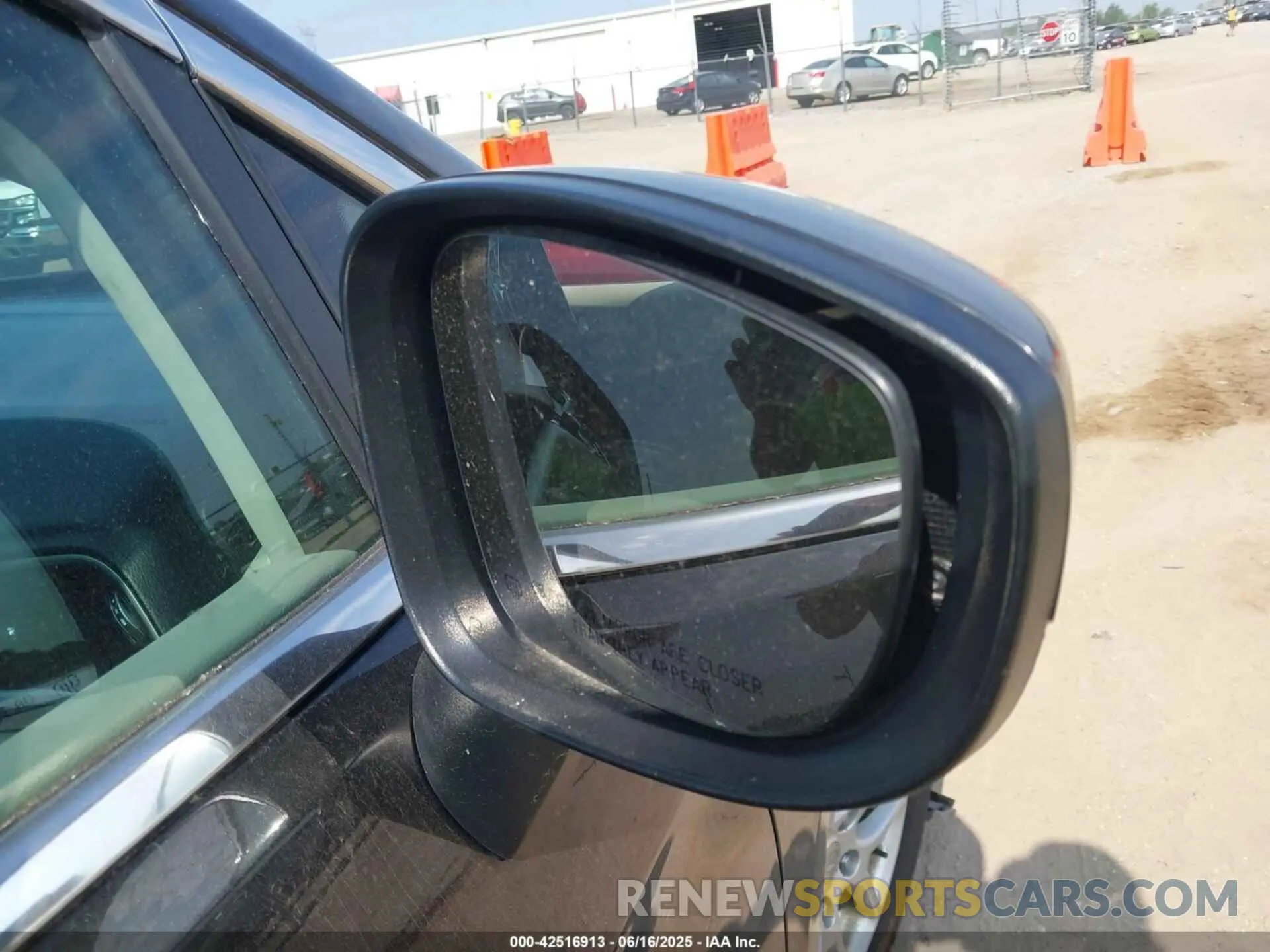 5 Photograph of a damaged car 2C4RC1DG9LR260516 CHRYSLER VOYAGER 2020