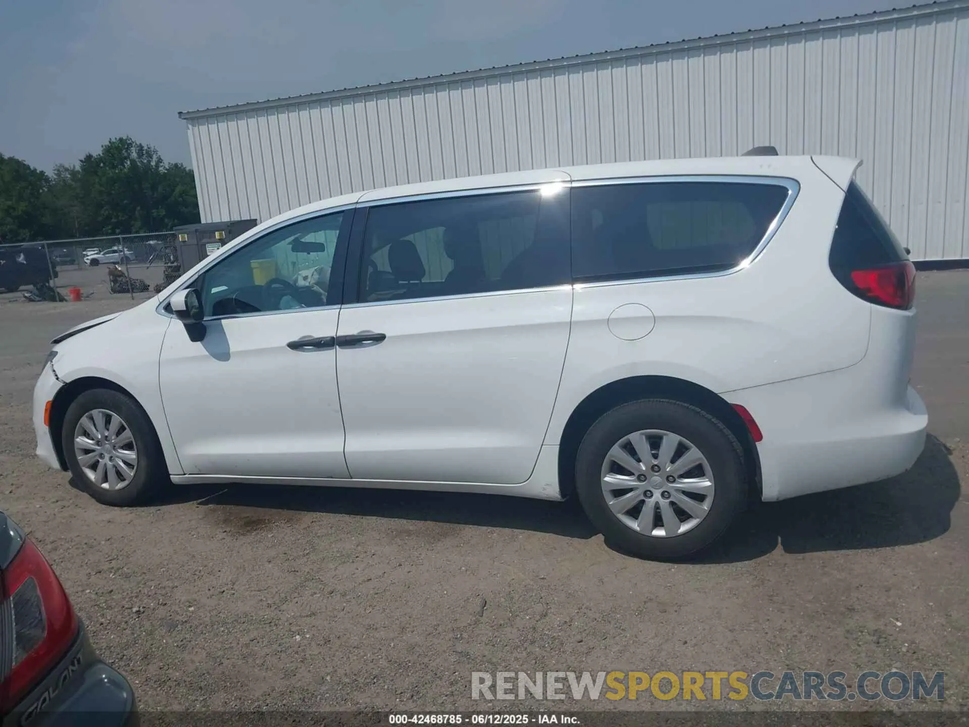 14 Photograph of a damaged car 2C4RC1AGXMR513154 CHRYSLER VOYAGER 2021