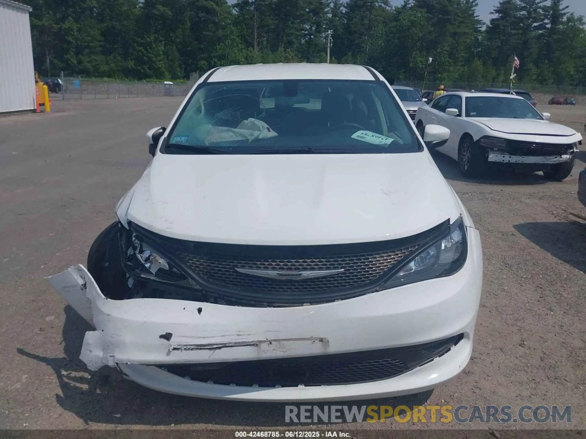 18 Photograph of a damaged car 2C4RC1AGXMR513154 CHRYSLER VOYAGER 2021