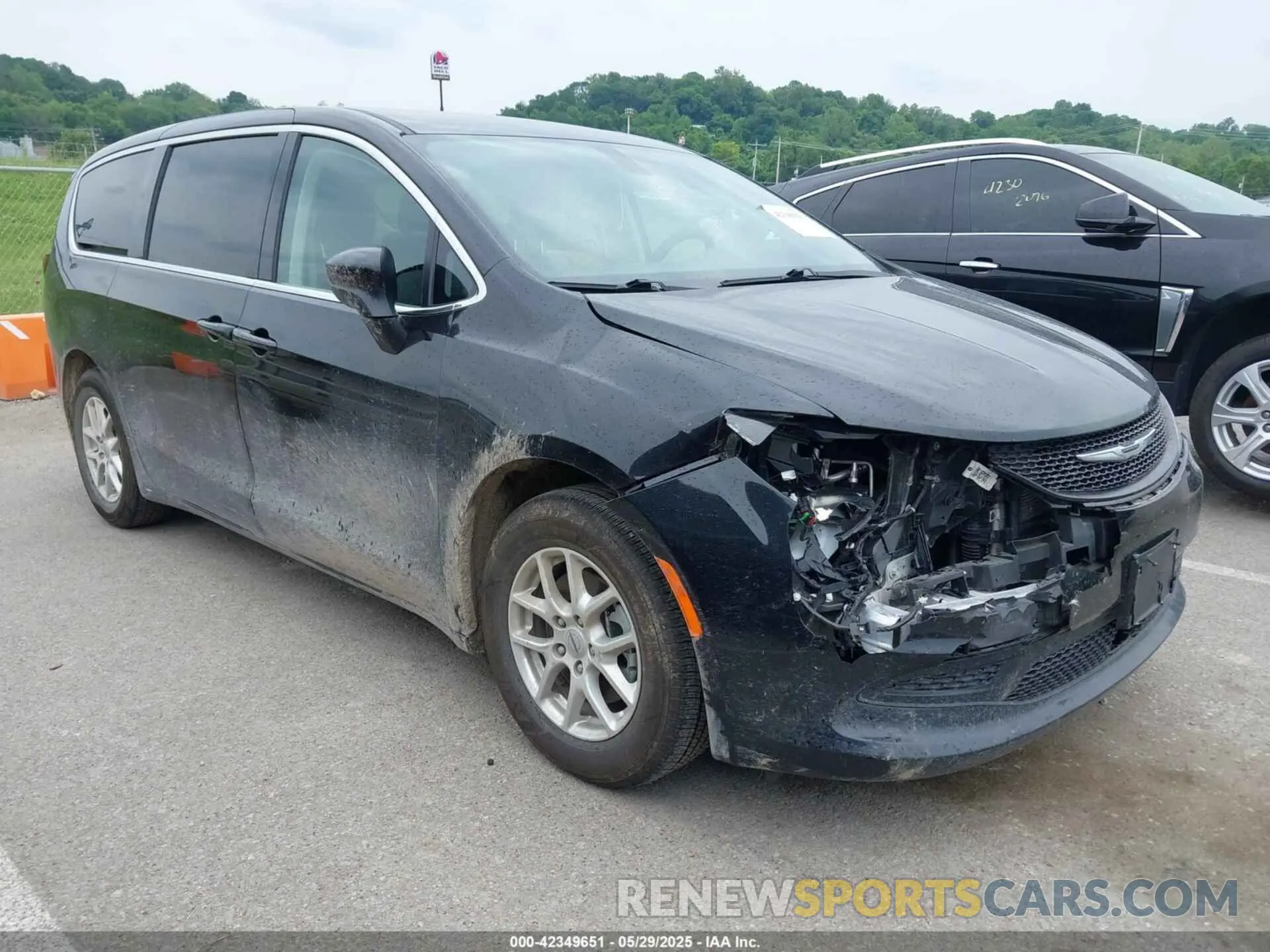 1 Photograph of a damaged car 2C4RC1CG6MR575177 CHRYSLER VOYAGER 2021