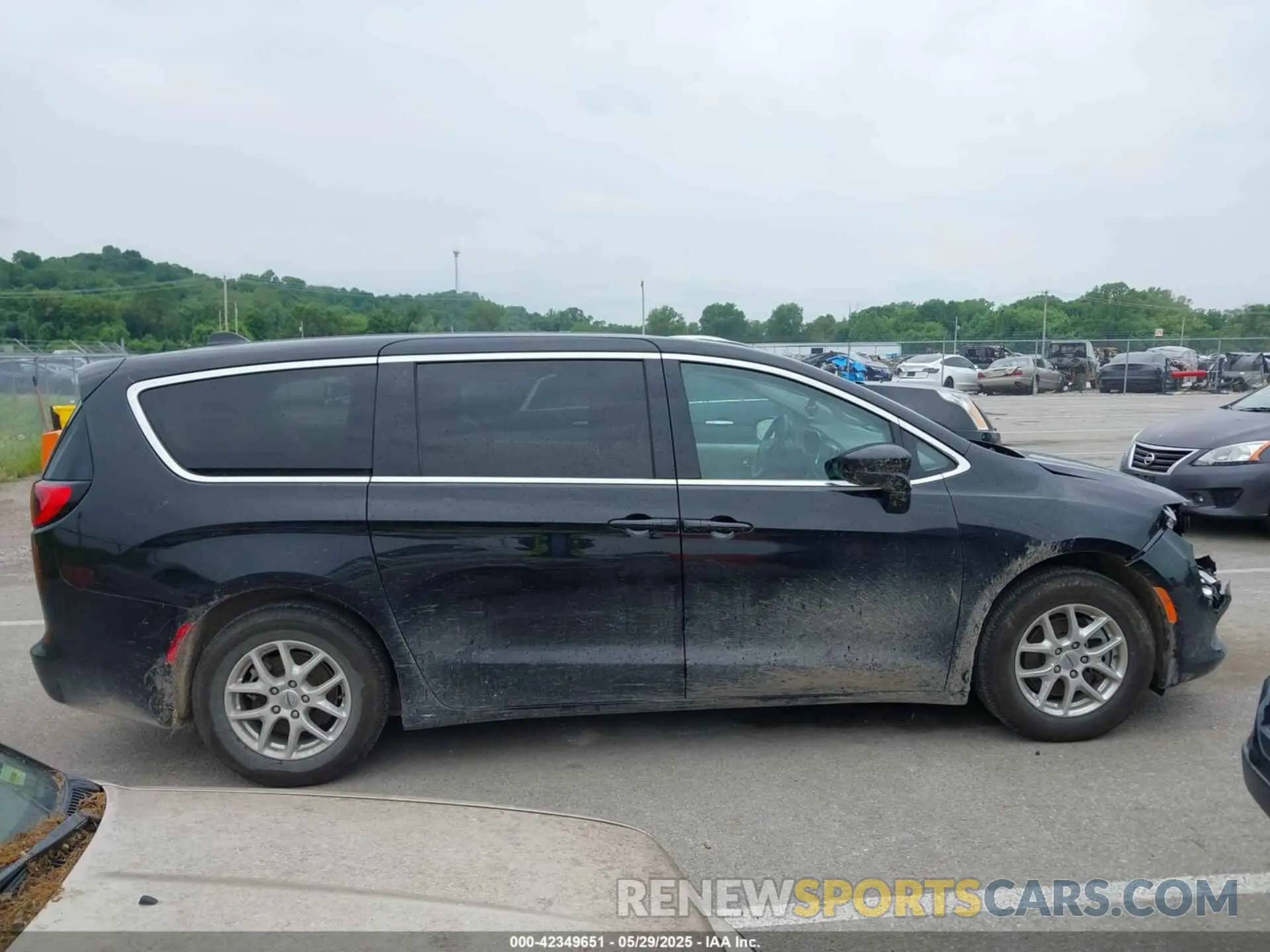 13 Photograph of a damaged car 2C4RC1CG6MR575177 CHRYSLER VOYAGER 2021