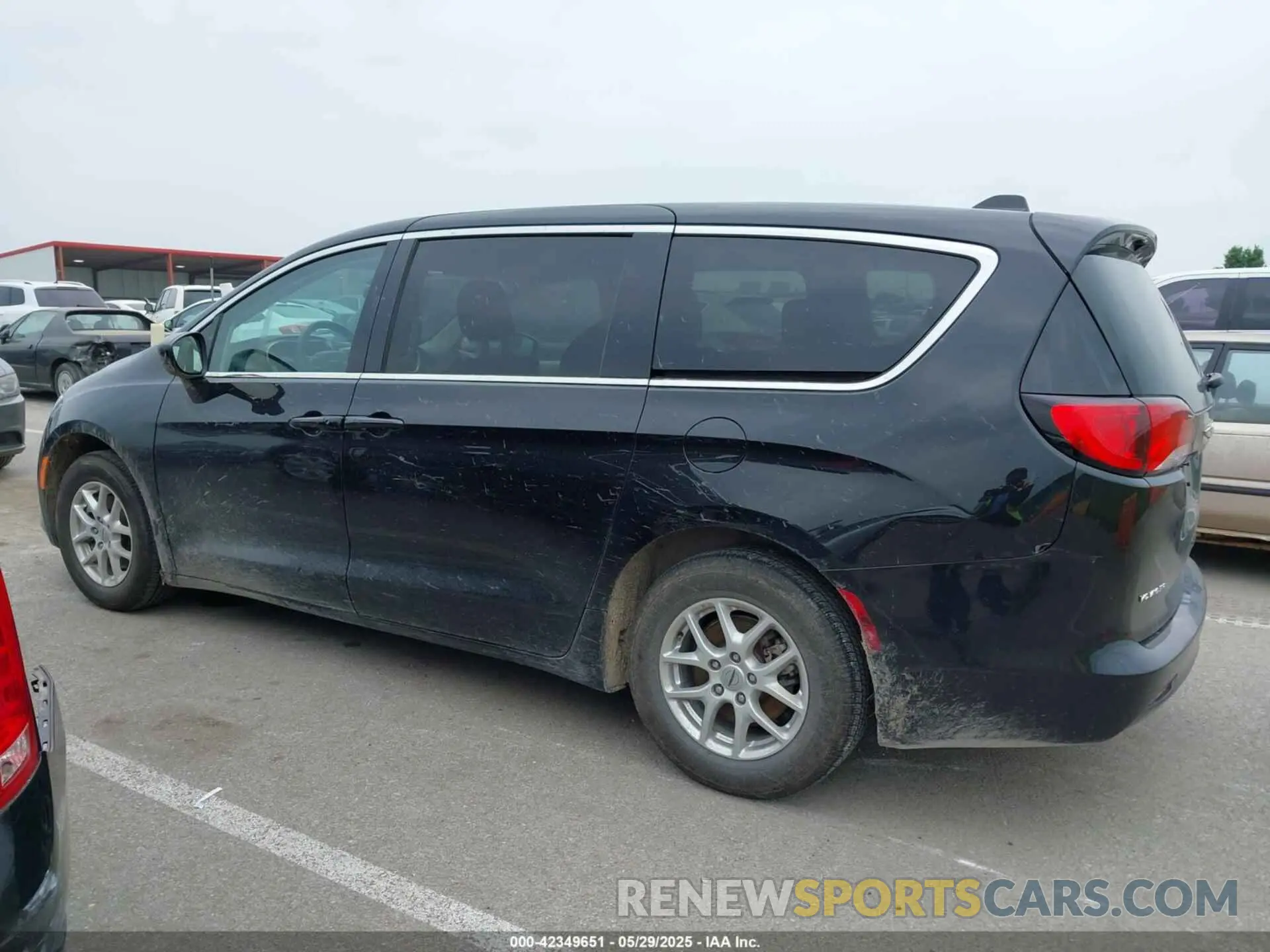 14 Photograph of a damaged car 2C4RC1CG6MR575177 CHRYSLER VOYAGER 2021