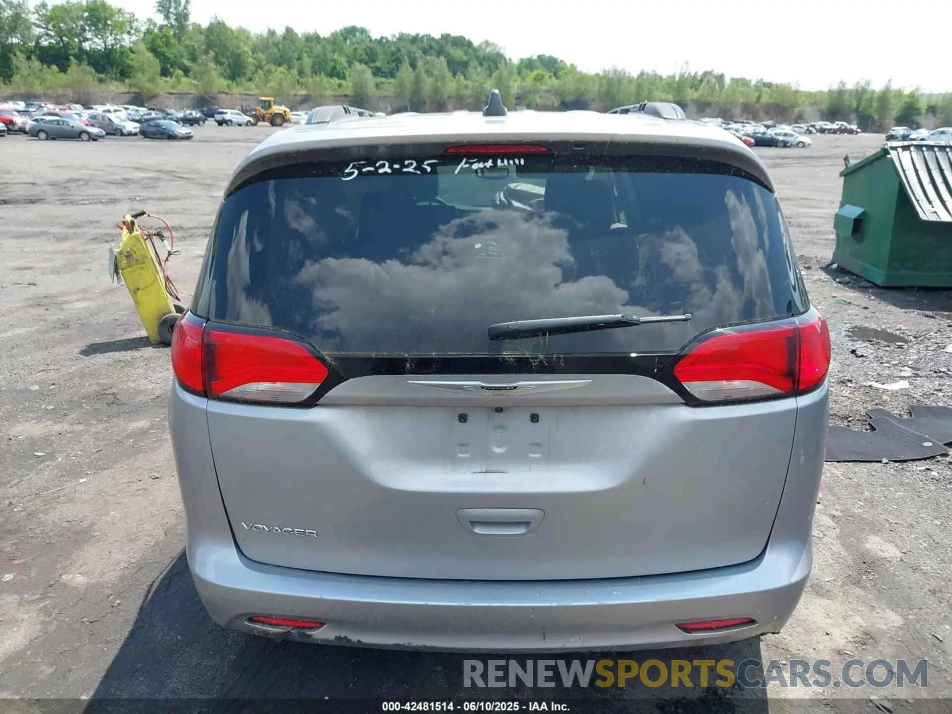 15 Photograph of a damaged car 2C4RC1DG0MR569650 CHRYSLER VOYAGER 2021