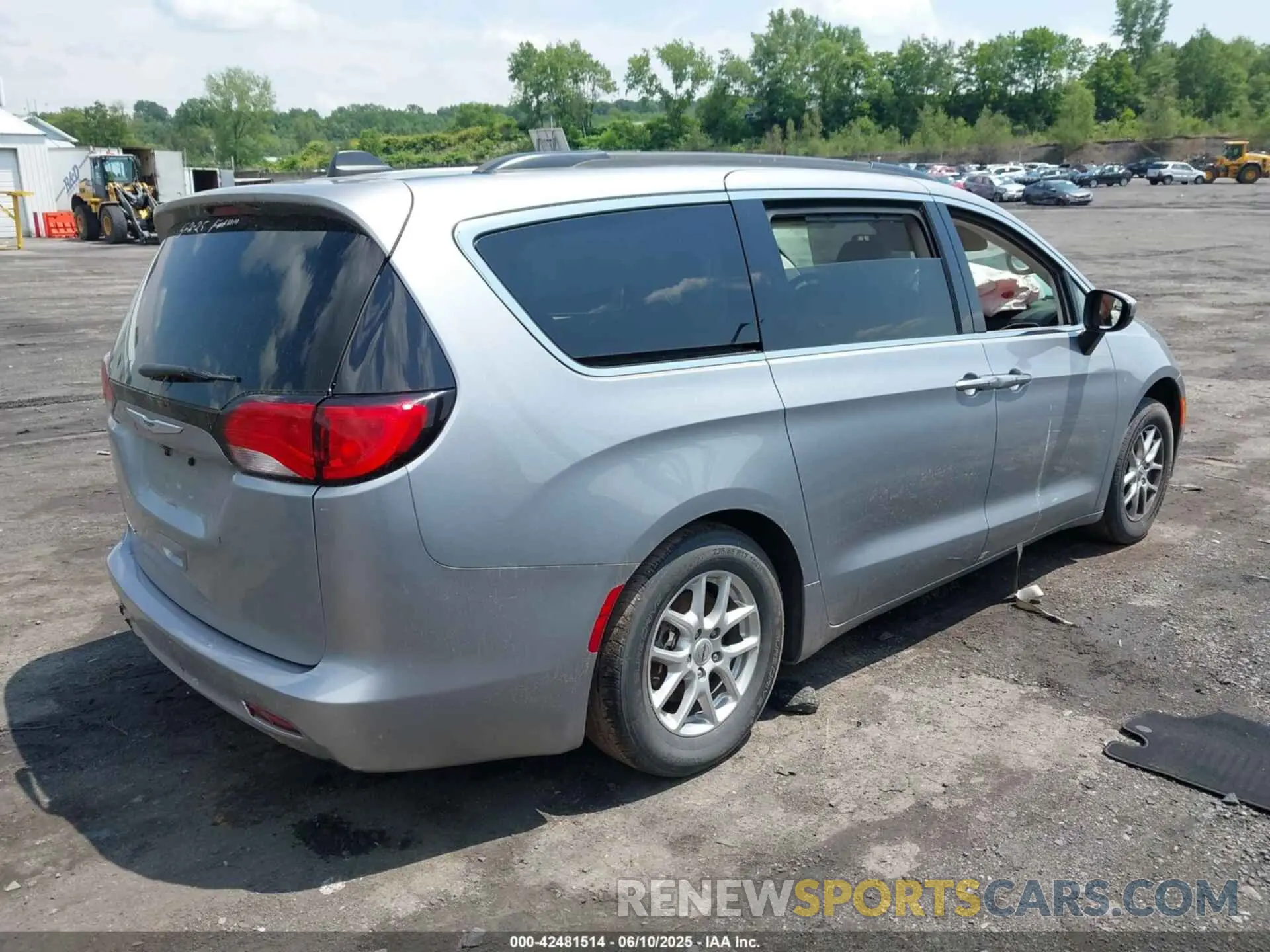 4 Photograph of a damaged car 2C4RC1DG0MR569650 CHRYSLER VOYAGER 2021