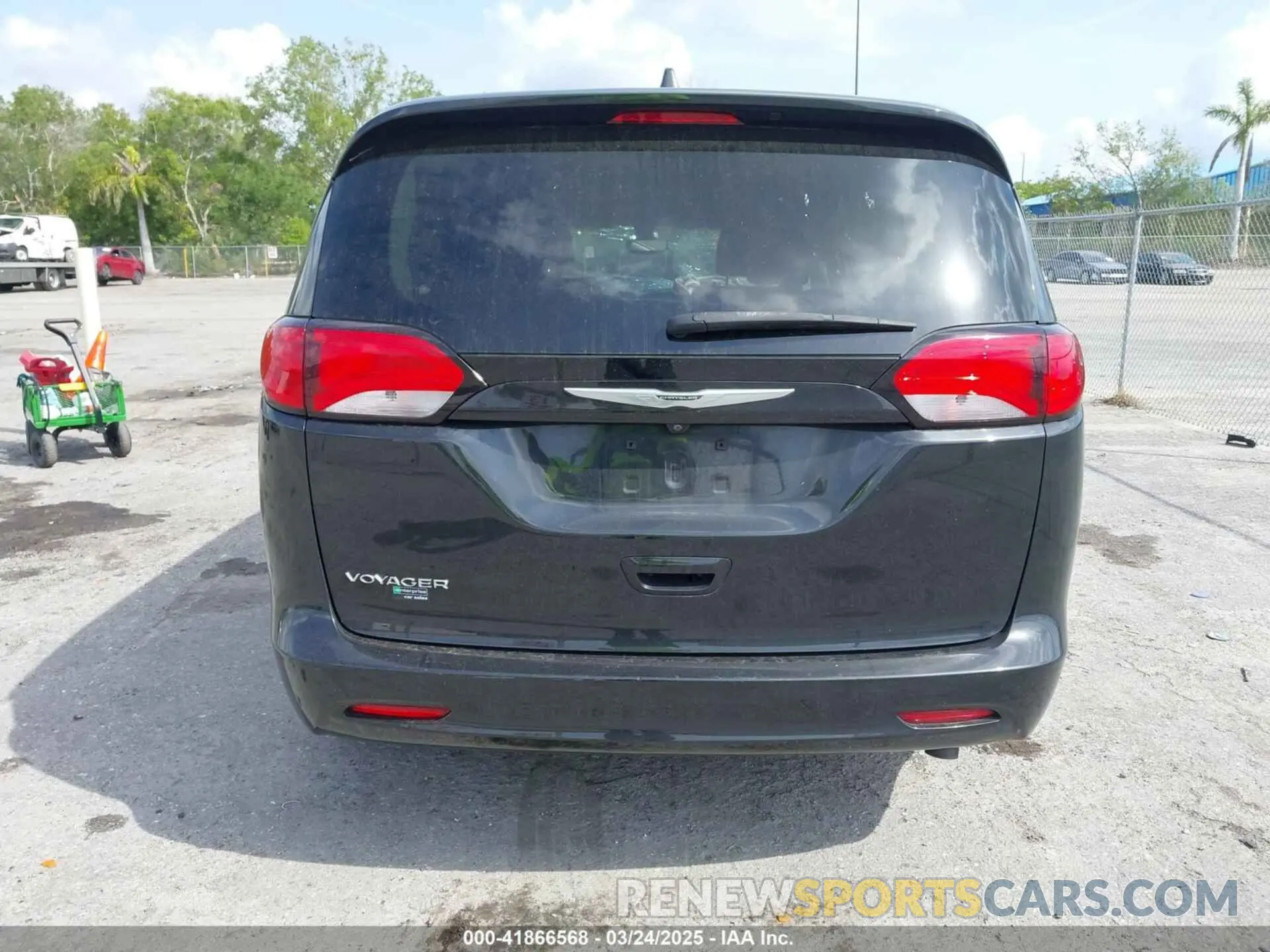 17 Photograph of a damaged car 2C4RC1DG1MR515709 CHRYSLER VOYAGER 2021