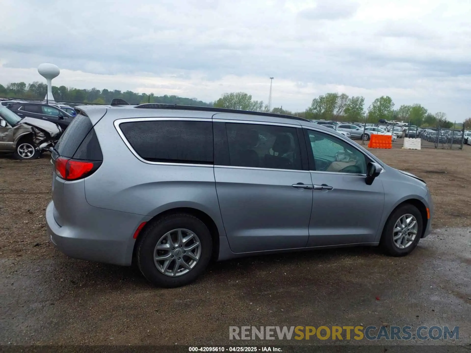 13 Photograph of a damaged car 2C4RC1DG1MR516827 CHRYSLER VOYAGER 2021