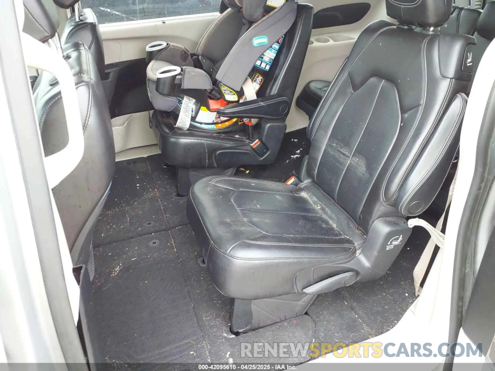 8 Photograph of a damaged car 2C4RC1DG1MR516827 CHRYSLER VOYAGER 2021
