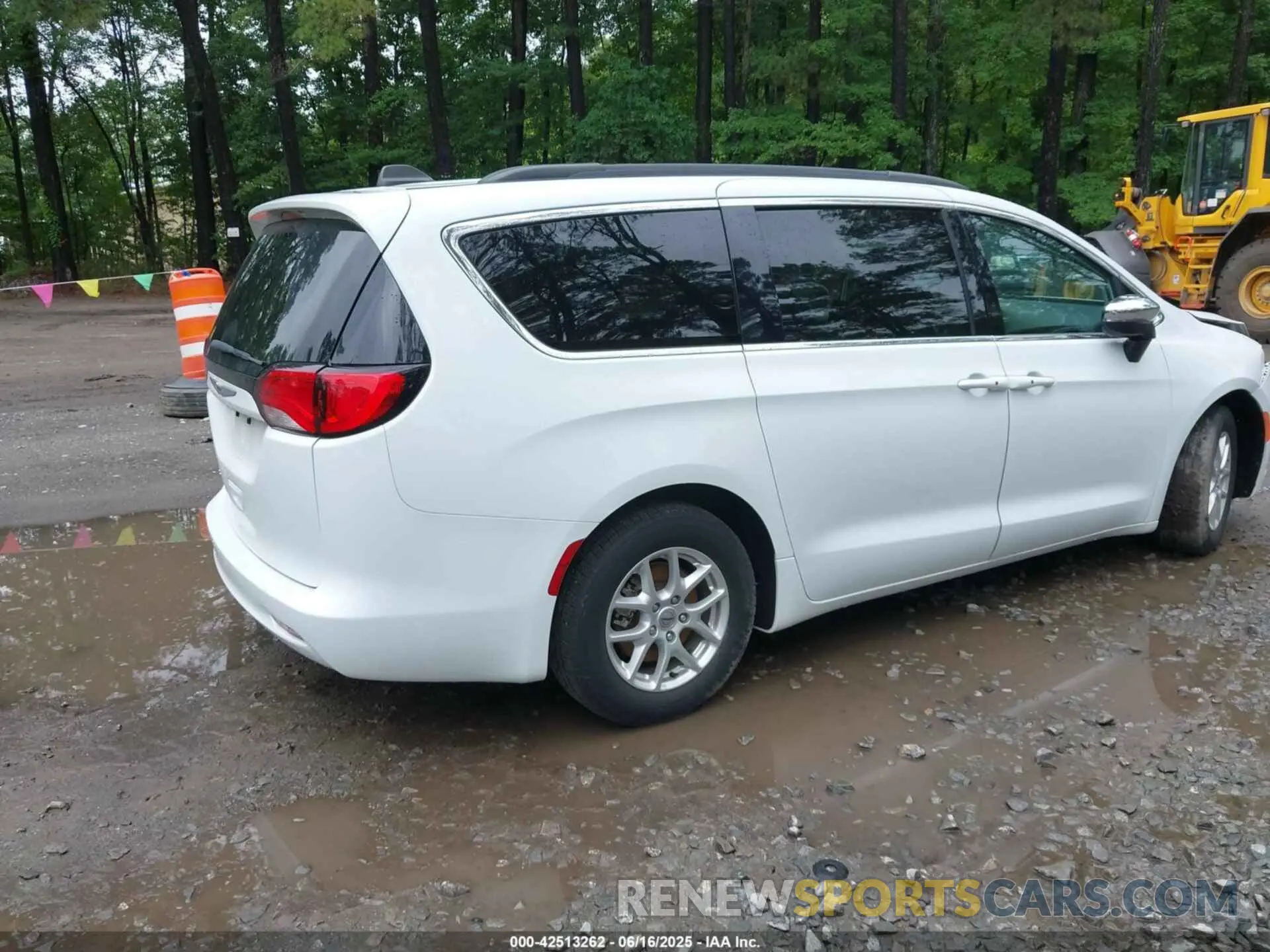 4 Photograph of a damaged car 2C4RC1DG2MR503083 CHRYSLER VOYAGER 2021