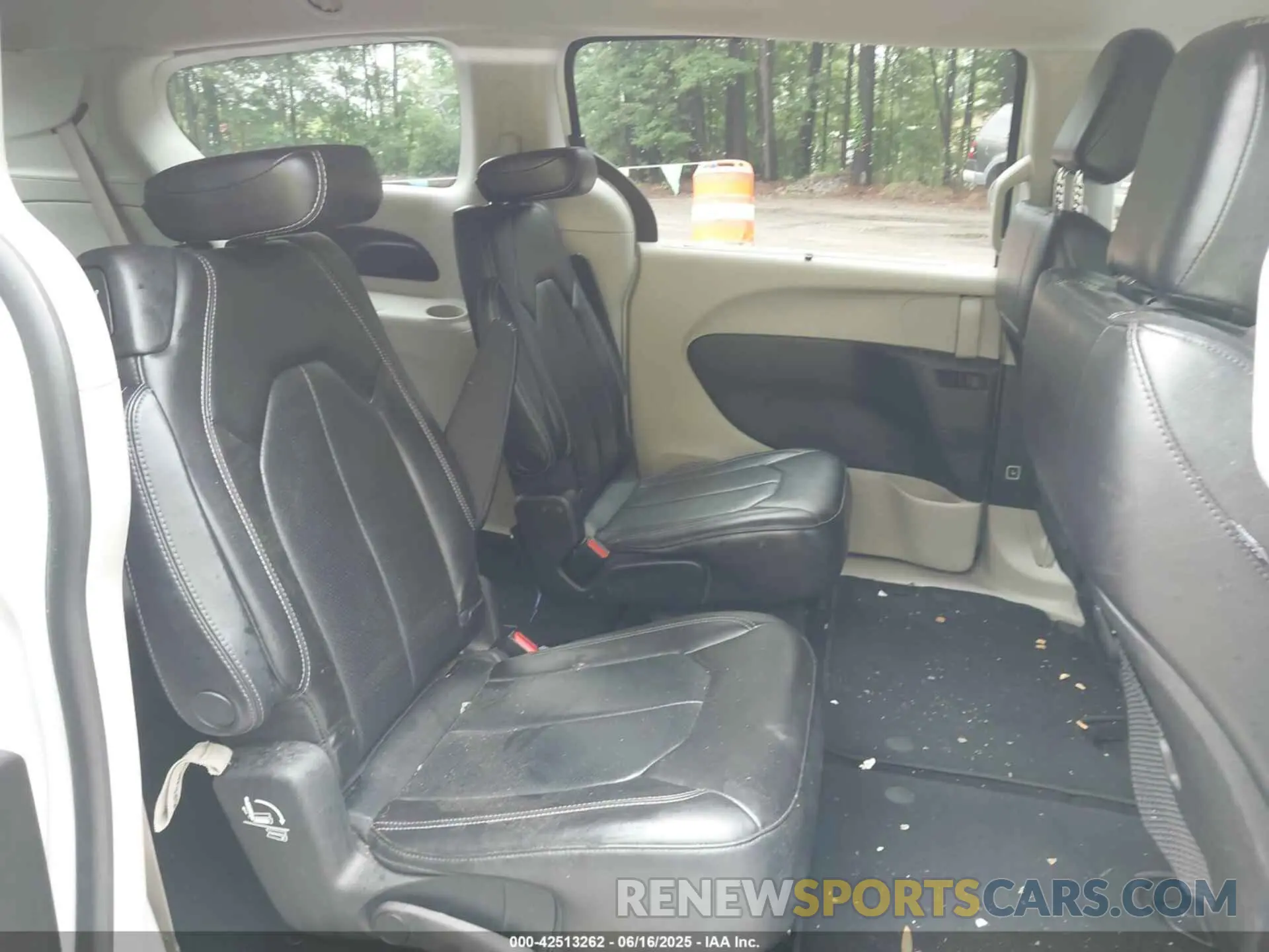 8 Photograph of a damaged car 2C4RC1DG2MR503083 CHRYSLER VOYAGER 2021