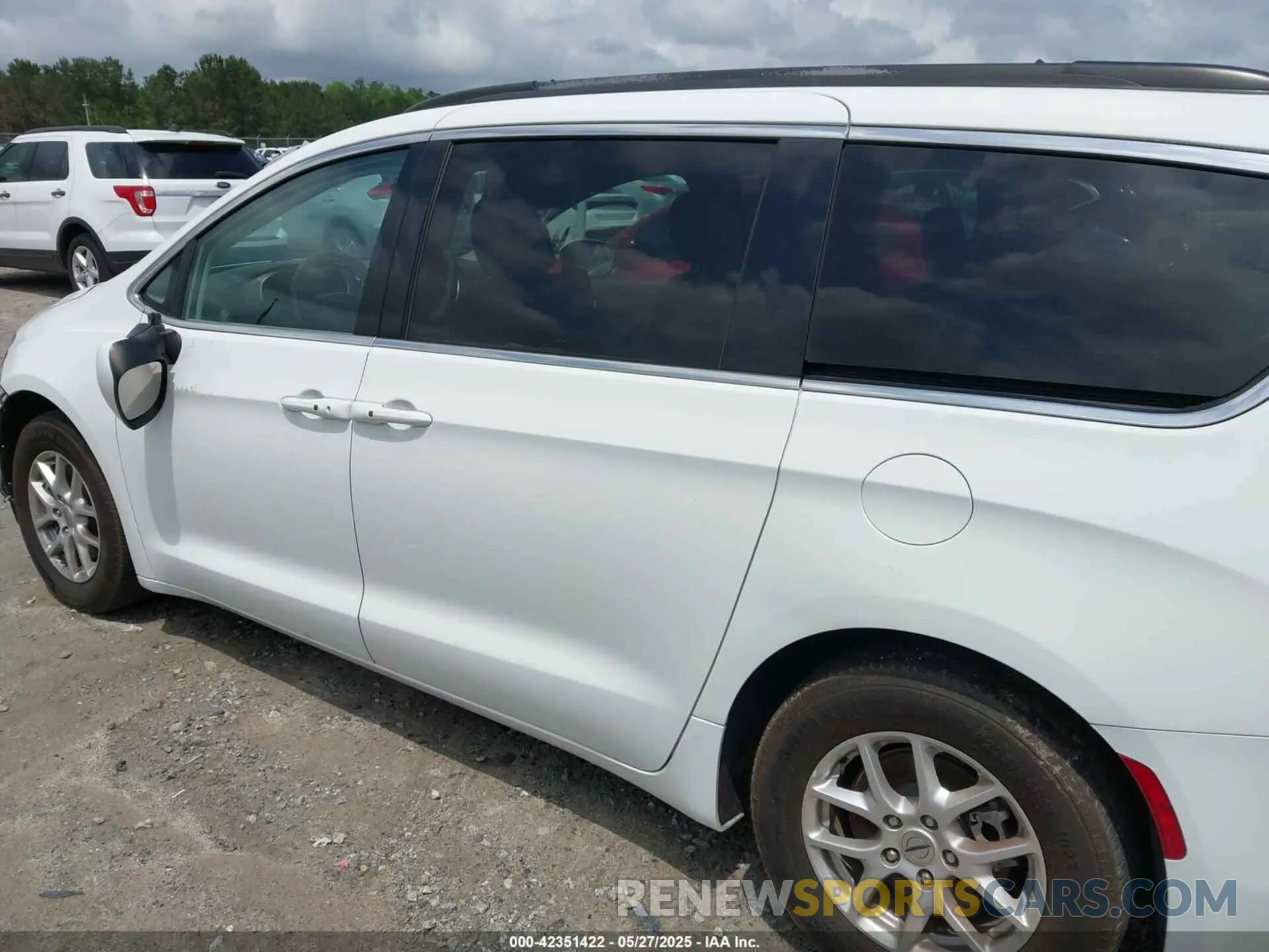 14 Photograph of a damaged car 2C4RC1DG2MR504489 CHRYSLER VOYAGER 2021