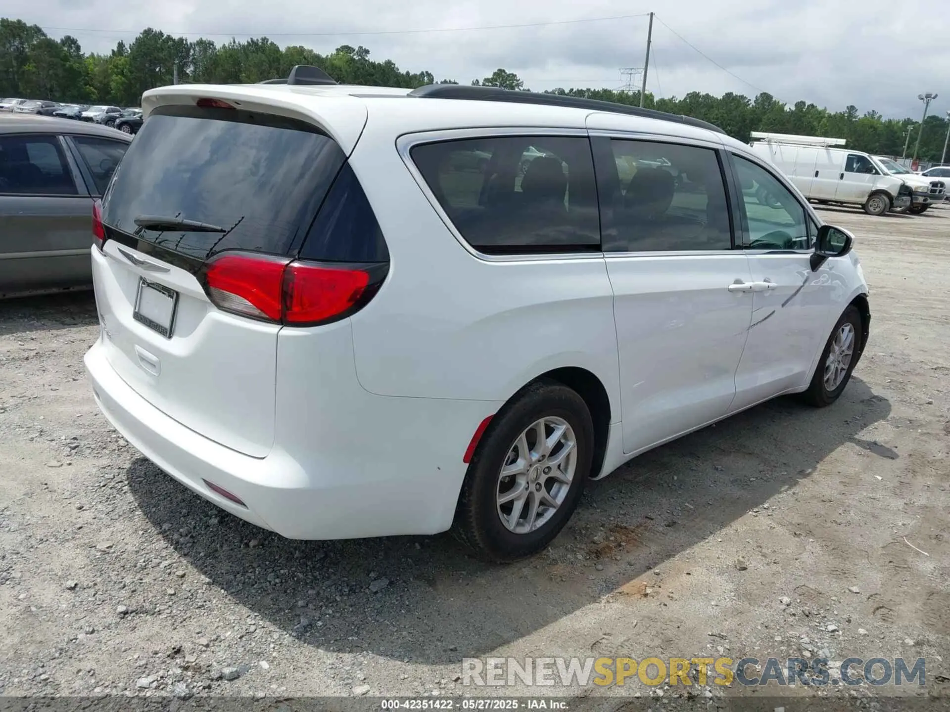 4 Photograph of a damaged car 2C4RC1DG2MR504489 CHRYSLER VOYAGER 2021
