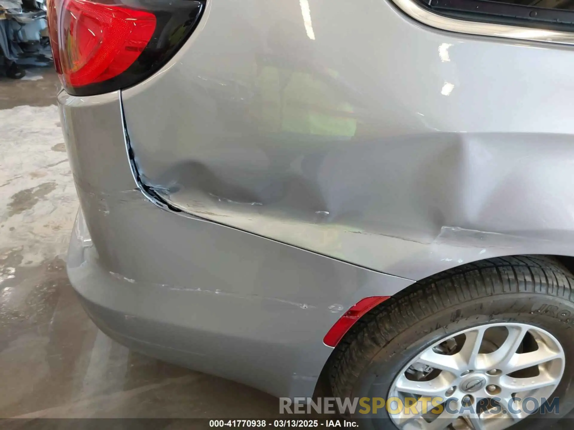 18 Photograph of a damaged car 2C4RC1DG2MR506453 CHRYSLER VOYAGER 2021