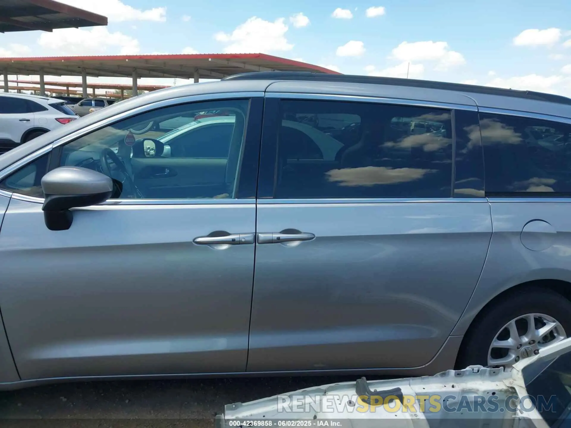 15 Photograph of a damaged car 2C4RC1DG2MR517002 CHRYSLER VOYAGER 2021
