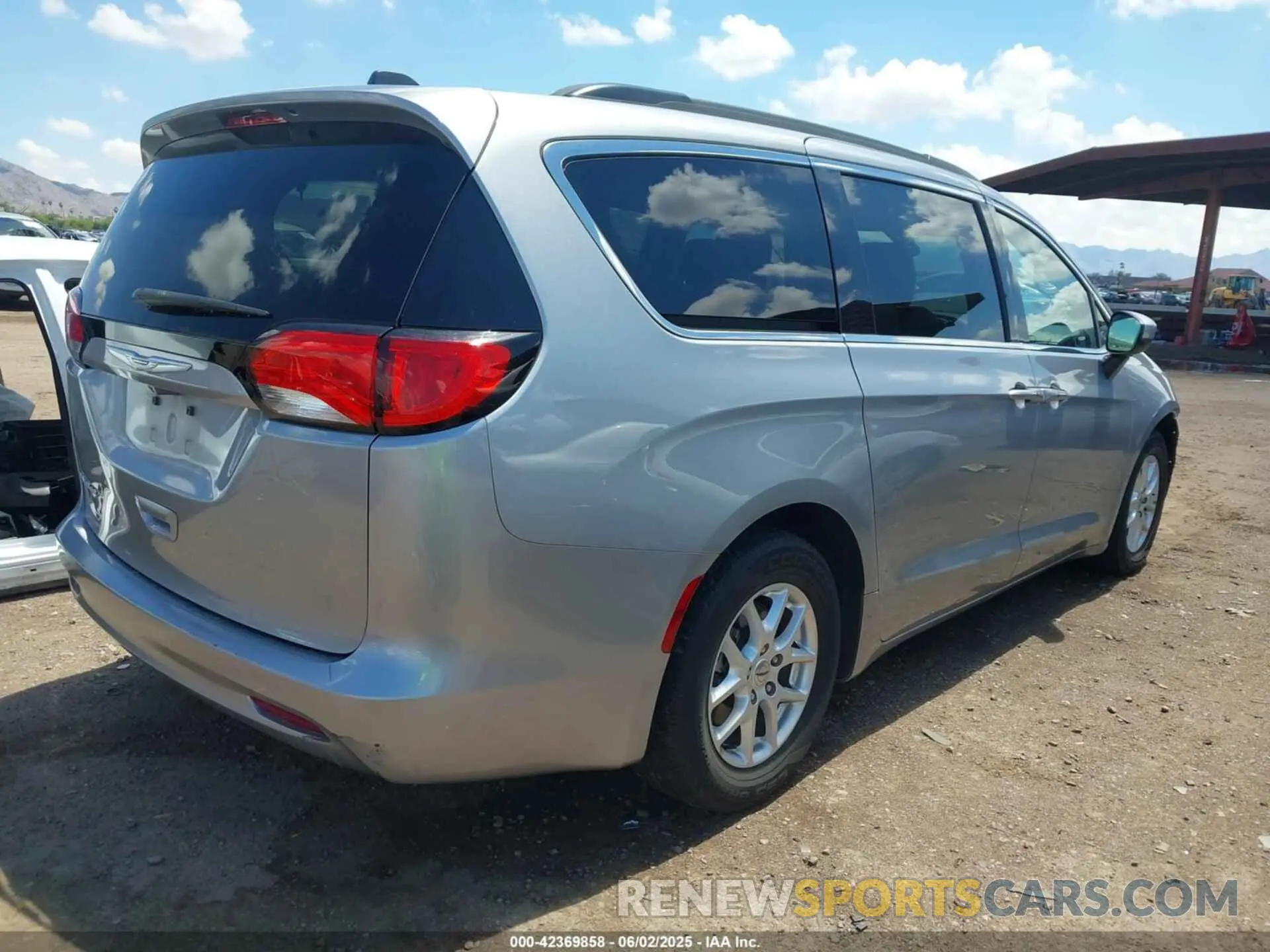 4 Photograph of a damaged car 2C4RC1DG2MR517002 CHRYSLER VOYAGER 2021